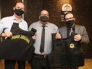 Presidente do TJAL entrega coletes balísticos a oficiais de justiça