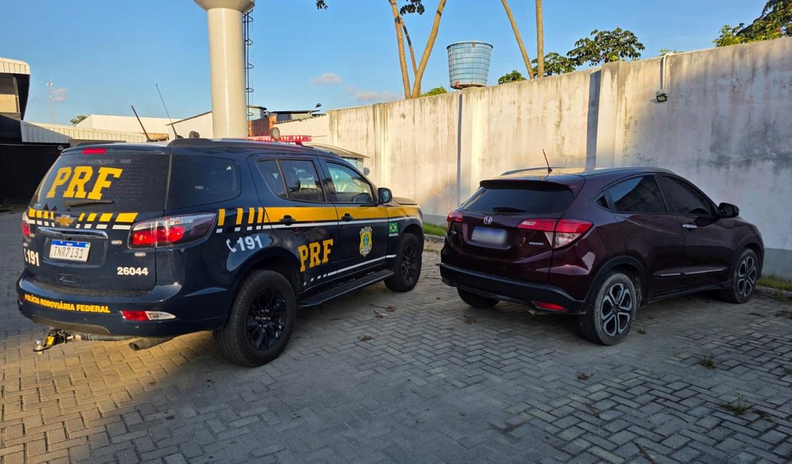 PRF prende homem com carro roubado e sinais adulterados em Maceió