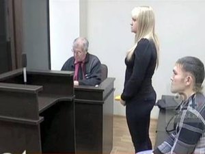 Homem esfaqueado 13 vezes pela namorada a pede em casamento no tribunal