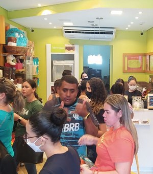Consumidores vão as lojas para garantir os chocolates de Páscoa em Palmeira