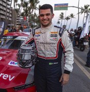 JHC faz passeio com carro da Nascar Brasil pela orla e destaca qualidade das vias da capital