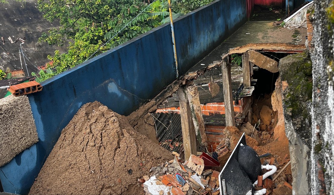 Parte de casa desaba e deixa cinco pessoas presas no Barro Duro