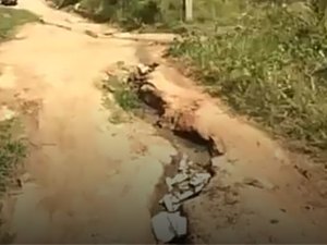[Vídeo] Buracos em bairro de Arapiraca causam transtornos a quem passa pelo local