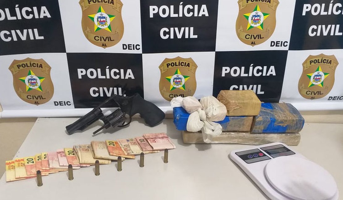 Mulher é presa com drogas escondidas em piso falso de casa em Rio Largo 