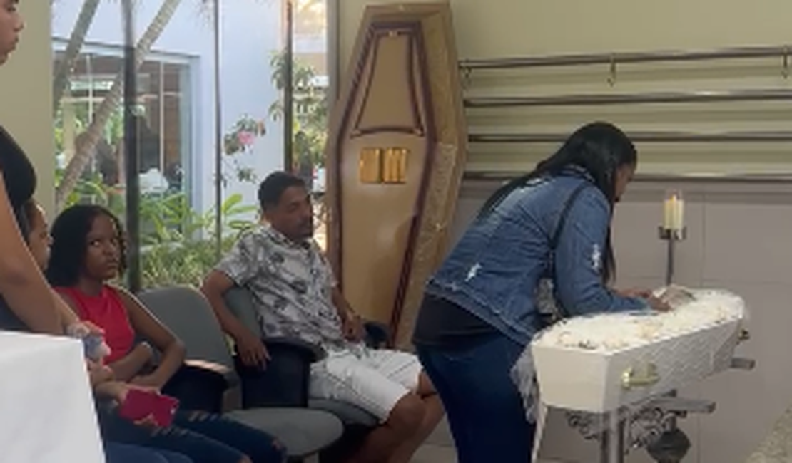 Tristeza e comoção marcam velório de mãe e filha assassinadas em Maceió