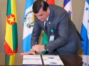 Ministro da Defesa do Brasil e de países da América assinam compromisso com a democracia