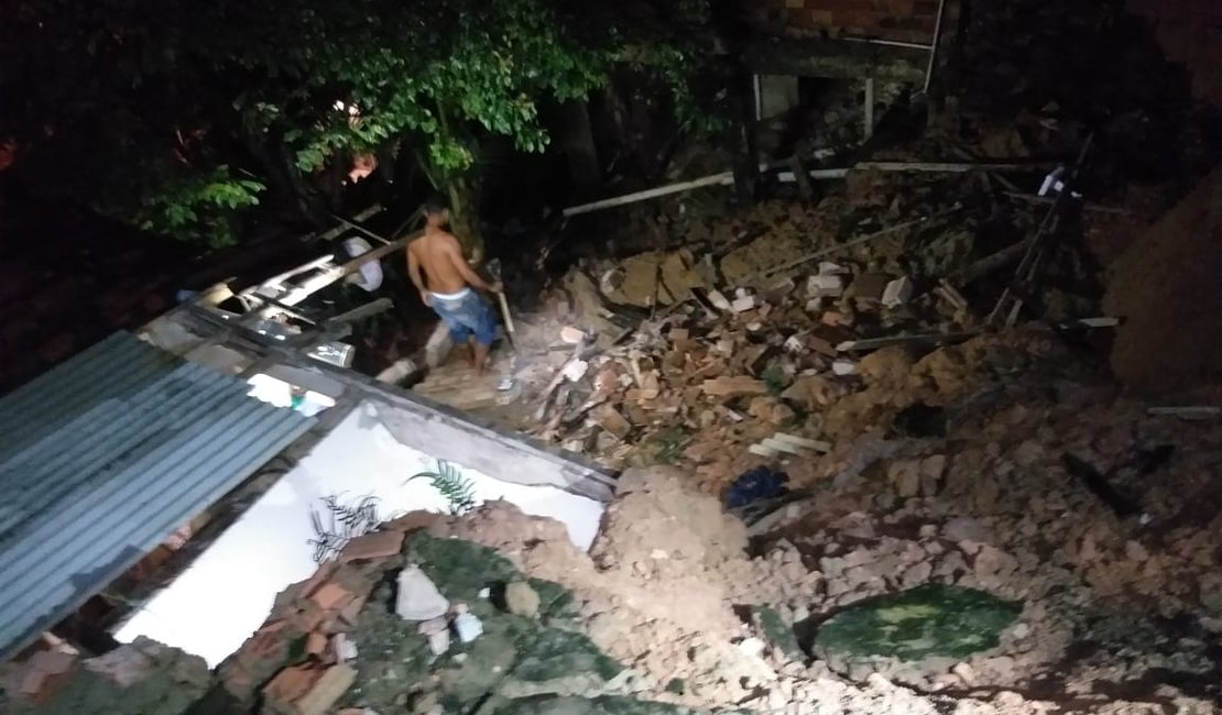 Casa desaba e destroços atingem outro imóvel no bairro do Jacintinho