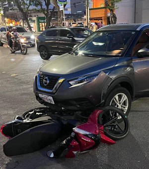 Colisão entre carro e moto deixa uma pessoa ferida na Av. Antônio Gomes de Barros, em Maceió