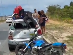 Colisão na Rota do Mar deixa motoqueiro em cima de carro