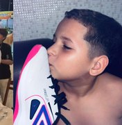 Após sofrer bullying, menino ganha chuteira 'dos sonhos' de aniversário e comemoração com amigos viraliza; VÍDEO