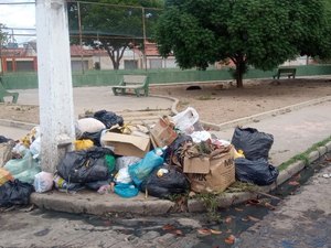 Bairros de Arapiraca ainda estão repletos de lixo domiciliar