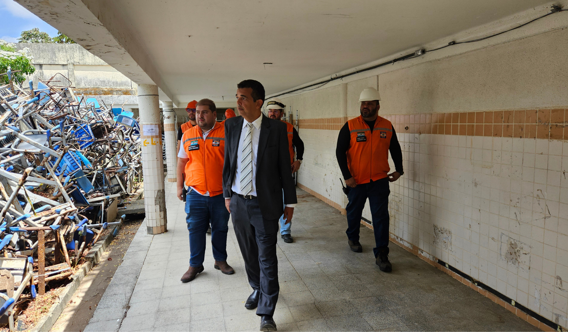 Defensoria flagra abandono de milhares de carteiras em antiga escola do Cepa