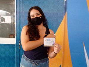 Hora dos novinhos: Jovens de 17 anos comparecem cedo aos postos de vacinação