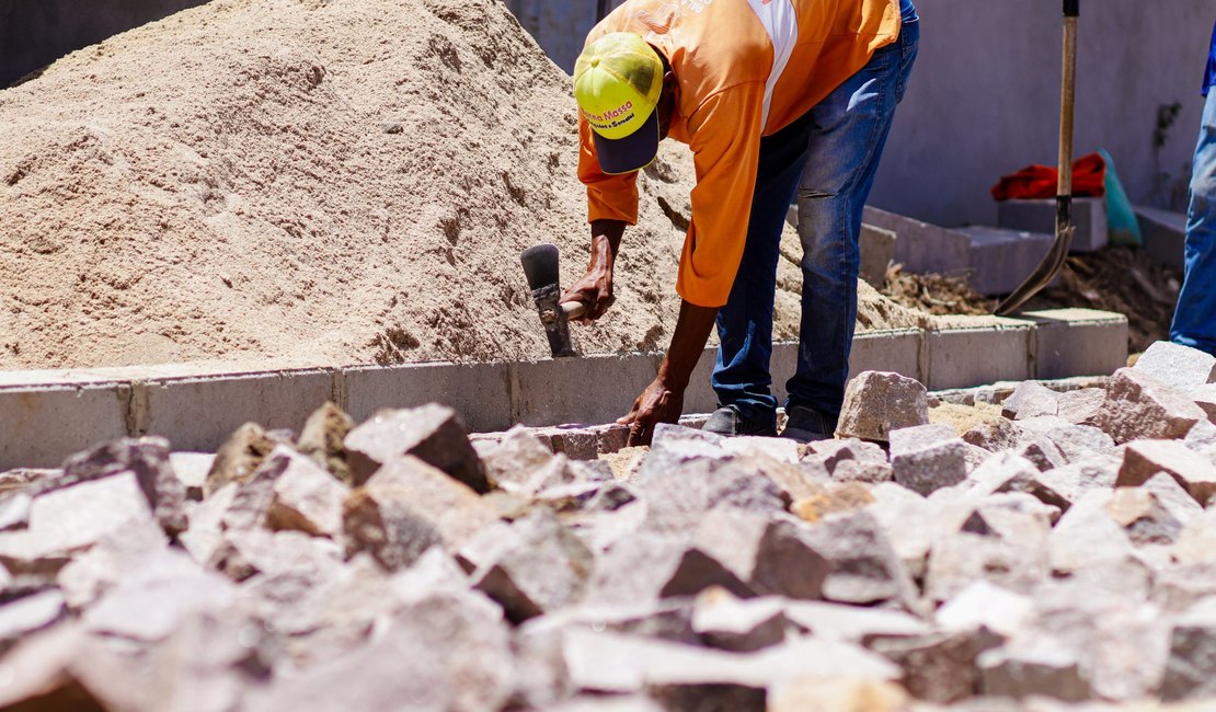 Obras de pavimentação na Rua Vereador Antônio Balbino avançam e entram na fase final