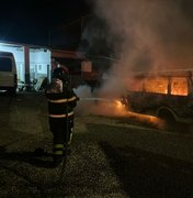 Van pega fogo em oficina mecânica após apresentar pane elétrica