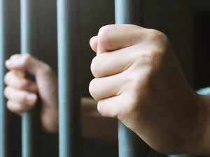 Polícia aborda jovem que tentou fugir ao ver viatura e descobre drogas, arma e outros materiais em residência