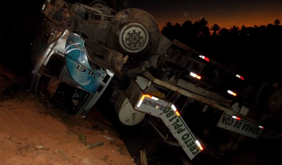 Caminhão da Cilel capota e deixa funcionários feridos na AL-110