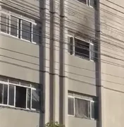 Incêndio atinge prédio na Ponta Verde, bairro na parte baixa de Maceió