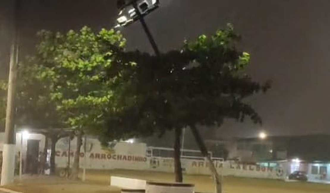 Chuva e ventos fortes atingem Maceió no início da noite desta quarta (6)
