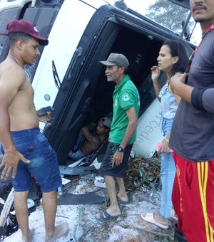 Caminhão tomba em São José da Laje e motorista é socorrido com dores no braço e na costela