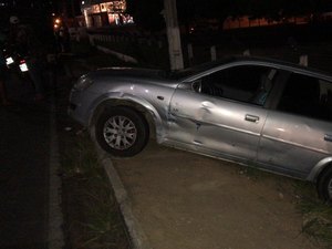 Carro colide com carreta na AL-220 em Arapiraca