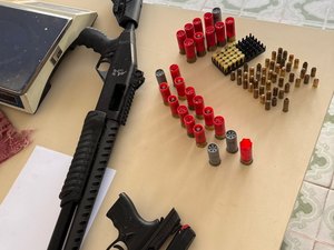 Polícia apreende armas de fogo e munições  no bairro Canafístula, em Arapiraca