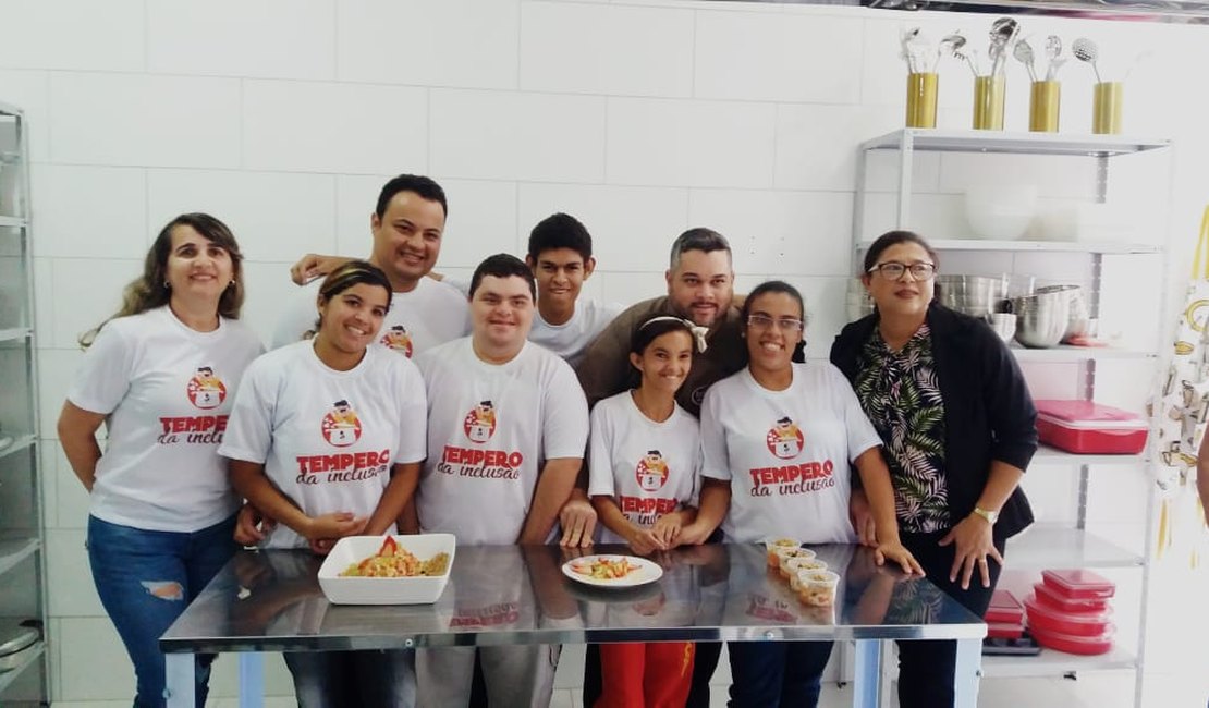 Curso prepara jovens com deficiência para o mercado da culinária 