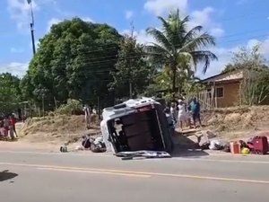 [Vídeo] Colisão entre van e carro deixa feridos no Distrito de Branca de Atalaia