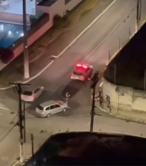 Colisão entre carro e moto resulta na amputação de dedos de motociclista no Farol