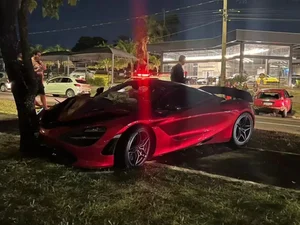 Video: motorista abandona McLaren de R$ 3,5 milhões na rua após batida