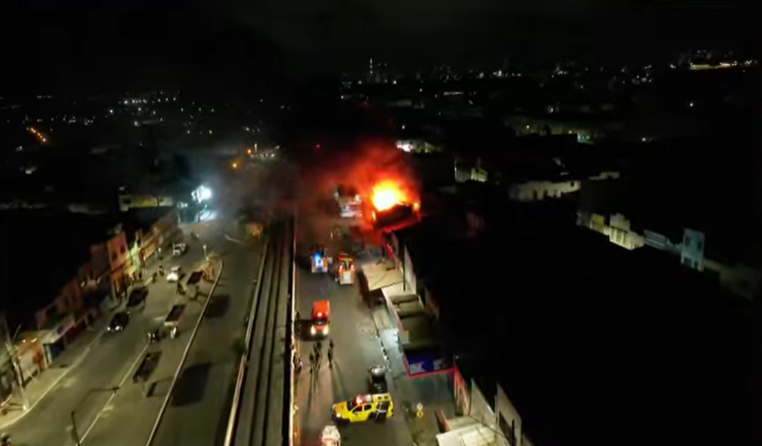 [Vídeo] Incêndio destrói loja de motopeças e deixa bombeiros feridos no Centro de Maceió