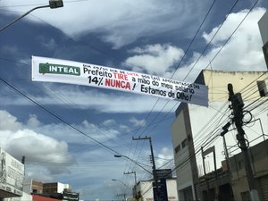 Sinteal critica prefeito de Arapiraca em faixa: “tira a mão do meu salário”