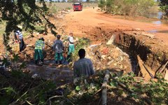 Funcionários da Prefeitura de Arapiraca e construtora retiram material e liberam rua