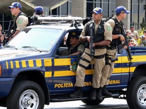 Quatro assaltantes morrem durante troca de tiros com a PRF