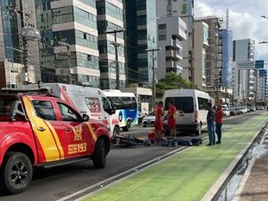 Acidente entre moto e van deixa homem ferido na Av. Doutor Antônio Gouveia