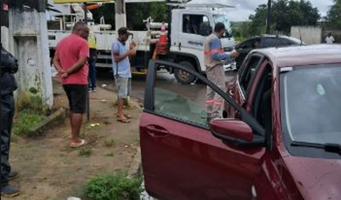 Carro de passeio é atingido por caminhão da Equatorial em rua no bairro Massaranduba