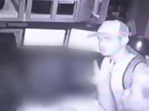 Vídeo: dois homens invadem hotel e roubam recepcionista na Jatiúca