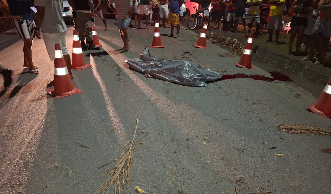 Homem morre após ser atropelado por moto enquanto atravessava rodovia em Marechal Deodoro