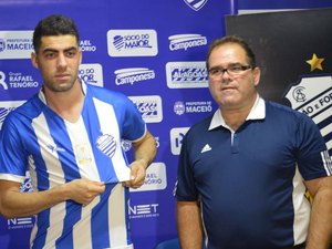 Após jogo treino, CSA apresenta zagueiro Xandão, que estava em Portugal