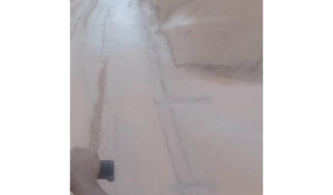 [Vídeo] Lama invade pista e causa perigo na rodovia AL 465
