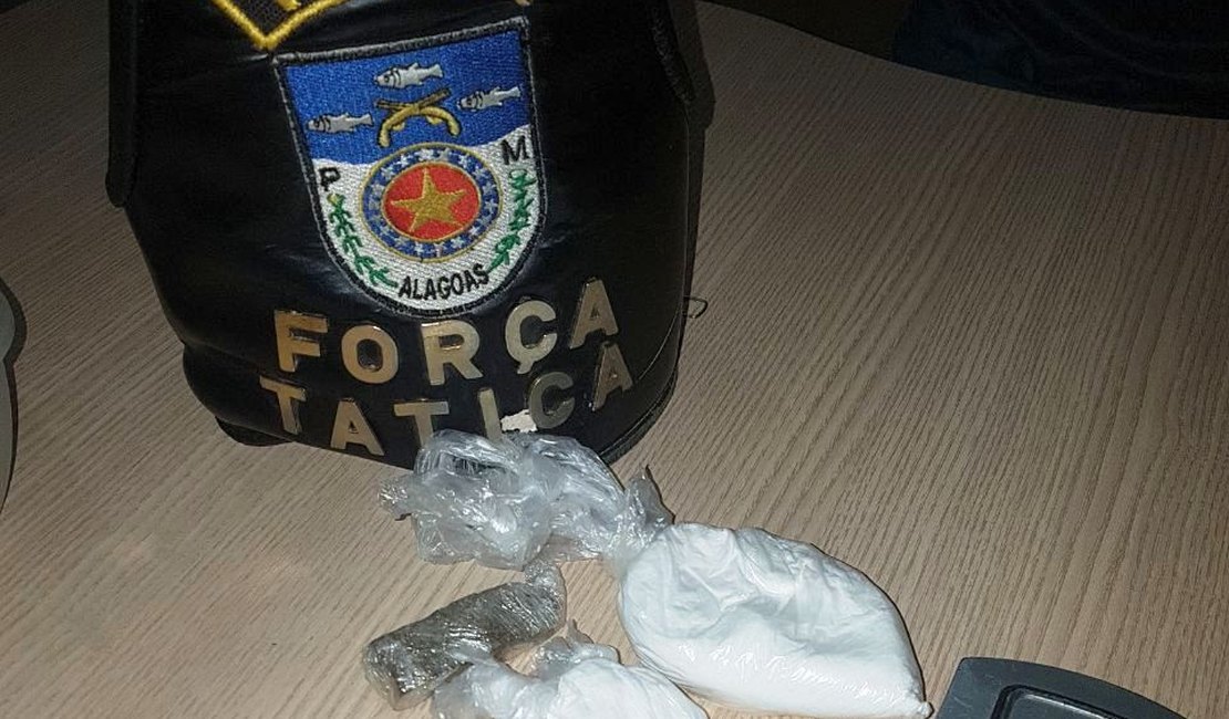 Suspeito é flagrado com maconha e cocaína escondidas em residência no Vergel do Lago