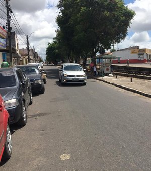 [Vídeo] População reclama do trânsito caótico na Praça do Abacaxi em Arapiraca