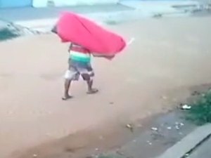 [Vídeo] Câmeras flagram homem carregando televisão furtada em Arapiraca