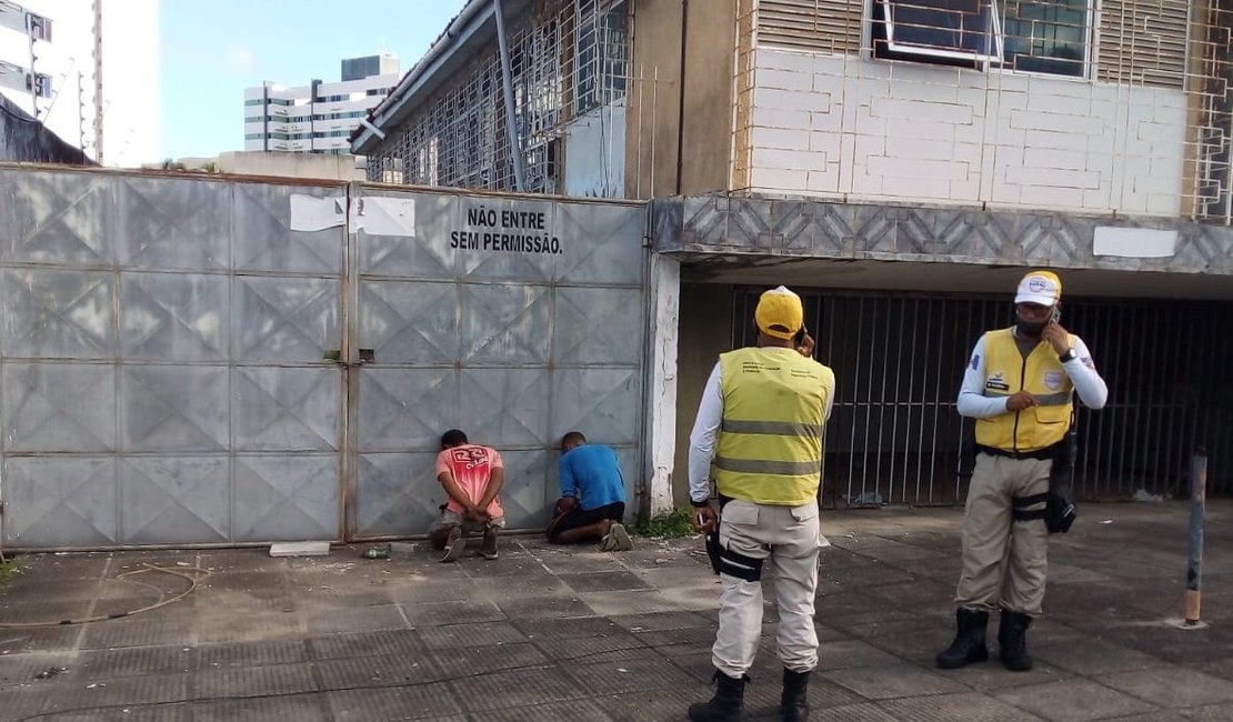 Dupla é presa após invadir residência no bairro do Farol, em Maceió