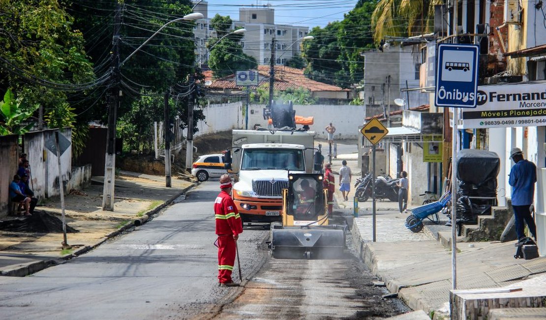 Rui Palmeira vistoria obra de recapeamento no Ouro Preto