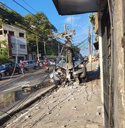 Caminhonete colide contra poste e transformador cai sobre o veículo na Av. Leste-Oeste, em Maceió