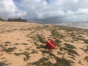 Chuva e alta temporada vêm acompanhadas de lixo em praias de Maceió