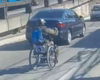 Homem em cadeira de rodas circula no trânsito e faz ultrapassagens; veja