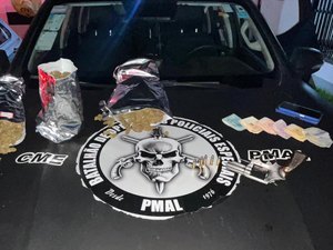 Operações da PM apreendem armas, drogas e recuperam moto roubada em bairros de Maceió