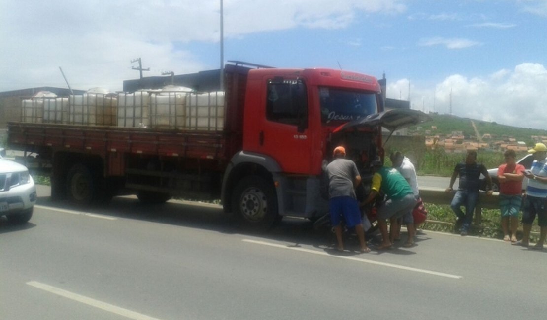 Casal quase é esmagado por caminhão na AL 220